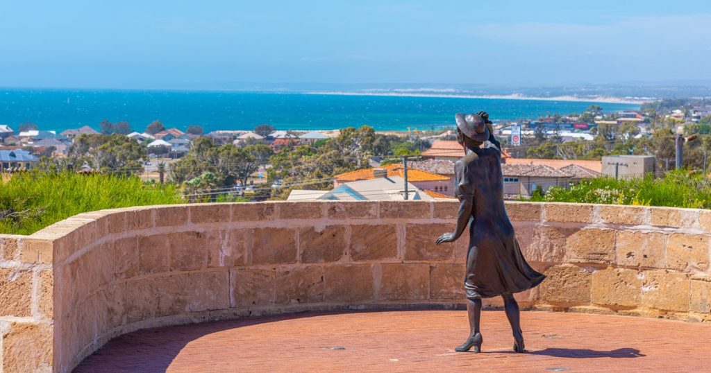 The HMAS II Memorial site is overlooking the city of Geraldton with the famous statue of a waiting mother. 